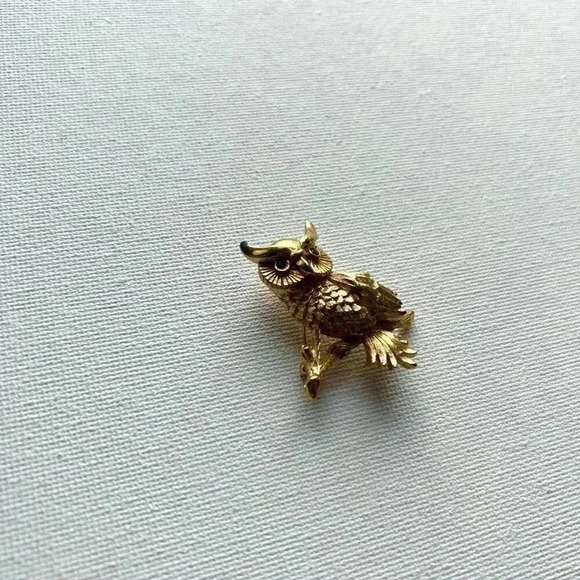 Vintage Monet Gold Tone Horned Owl Brooch Pin - Picture 2 of 6